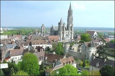 Quelle est cette très belle ville se situant sur la Nonette, entre les forêts de Chantilly et d'Ermenonville au sud, et d'Halatte au nord ?