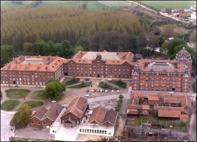 Quelle est cette ville qu'un célèbre fabriquant de poêles choisit pour y implanter son phalanstère, lieu de vie communautaire imaginé par l'utopiste Charles Fourier : le Familistère ?