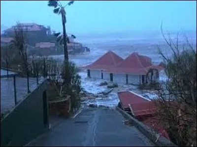 Quelle fut la vitesse moyenne du vent lors du passage de l'ouragan Irma sur les Petites Antilles, le 6 Septembre 2017 ?