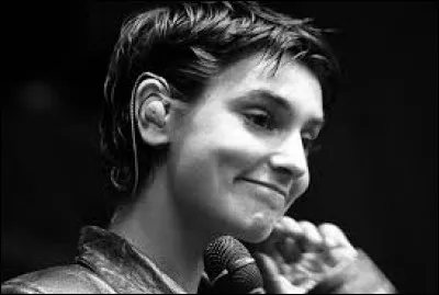 Les Dropkick Murphys commencent leurs concerts par un hommage à leurs racines irlandaises en diffusant une version de ''The Foggy Dew'' jouée par The Chieftains et chantée par la chanteuse présentée la photo. Quel est son nom ?