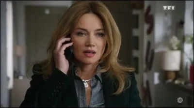 Épisode "Double espoir", juste après s'être disputée avec son père, Alice est au téléphone avec...