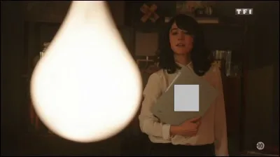 Sur le dossier que tient Léa quel nom peut-on lire ?