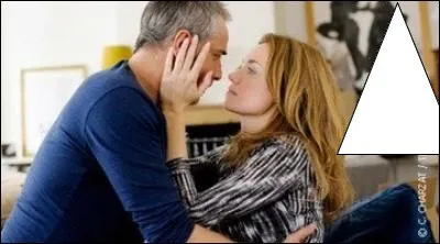 À l'arrière, quel est l'objet posé dans l'appartement de la juge ?