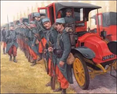 Lors de quelle bataille les taxis parisiens ont-ils été réquisitionnés par l'armée pour transporter des soldats ?