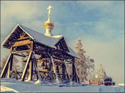 Le drapeau russe est blanc, bleu et...