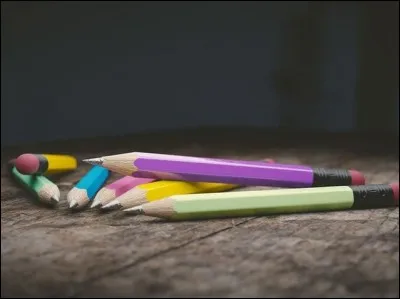 Quel journal a été attaqué par des terroristes islamistes en janvier 2015 ?