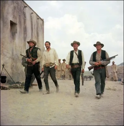 Quel est le nom de ce film créé en 1969 par Sam Peckinpah, racontant l'histoire de Deke Thornton et ses chasseurs de primes, attendant Pike Bishop et ses hommes qui s'apprêtent à attaquer les bureaux de la compagnie de chemin de fer ?