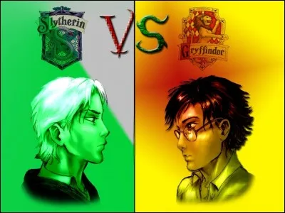 De retour dans la Grande Salle, Malefoy propose à Harry un duel de sorciers, la nuit même, sur les coups de minuit. Harry, fraîchement nommé attrapeur de Gryffondor, accepte. Où ce duel est-il prévu ?