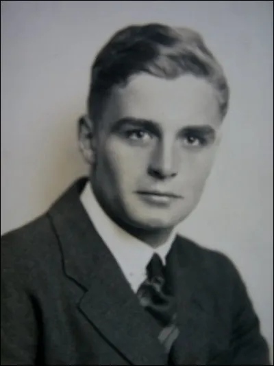 Cet homme toujours bon à se plaindre me met ____ de moi.