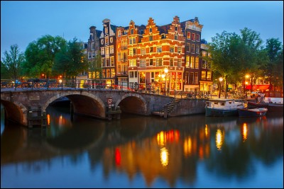 Cette ville est connue en tant que capitale des Pays-Bas...