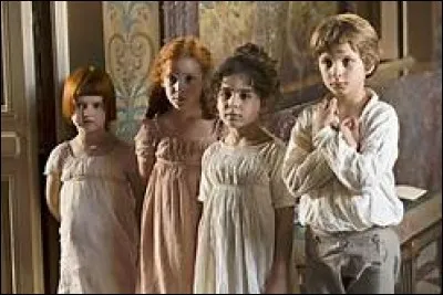 Mme de Réan, la maman de Sophie, ordonna à sa fille de toujours rester à côté d'elle lors de la promenade. Au moment de partir, qui s'invite à leur promenade ?