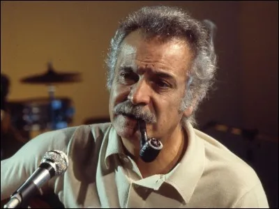 Ce chanteur est l'auteur de plus de deux cents chansons populaires françaises, dont, "La Mauvaise Réputation".