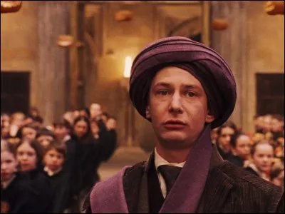 Lors du banquet d'Halloween, le professeur Quirrell accourt dans la Grande Salle pour prévenir tout le monde qu'un troll a pénétré dans le château, et qu'il se trouve dans les cachots. À cet instant Ron soupçonne quelqu'un d'être à l'origine de cette intrusion. Qui Ron soupçonne-t-il ?