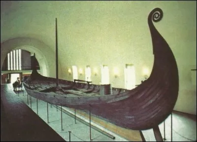 Quelle était l'obligation concernant la figure de proue des drakkars ?