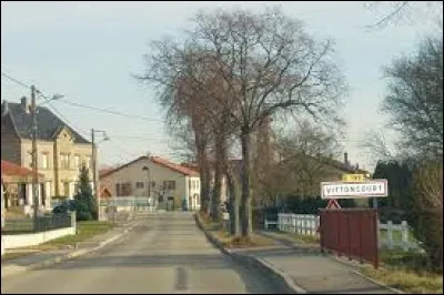 Nous sommes en Moselle, à l'entrée de Vittoncourt. Nous nous trouvons dans l'ancienne région ...