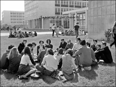 " Au printemps de quoi rêvaistu? Vieux monde clos comme une orange Faites que quelque chose change Et l'on croisait des inconnus Riant aux anges Au printemps de quoi rêvaistu? Au printemps de quoi riaistu? Jeune homme bleu de l'innocence Tout a couleur de l'espérance Que l'on se batte dans la rue Ou qu'on y danse ..." : qui chante, en 1969, "Au printemps de quoi rêvaistu" ?