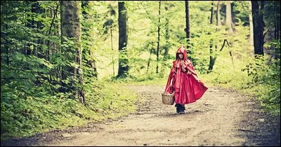 Dans "Le Petit Chaperon rouge", quelles sont les paroles de mère-grand pour expliquer comment ouvrir la porte ?