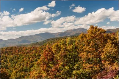 Qu'est-ce qui s'étend sur près de 3 200 km de Terre-Neuve et du Labrador au Canada à l'Alabama, aux États-Unis ?