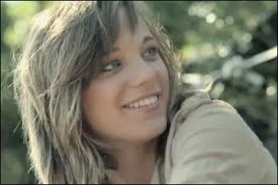 Noa Moon est une jeune Belge qui chante ''Paradise'' . Sur son clip, on peut y voir des gens qui &eacute;voluent sur des sangles &agrave; des altitudes tr&egrave;s &eacute;lev&eacute;es et d'autres qui sautent des falaises en chute libre (avec parachute, je vous rassure). Comment s'appellent ces deux sports ?