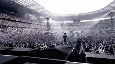 Combien de spectateurs y a-t-il eu au Stade de France lors du concert du "Meteor Tour" en 2010 ?