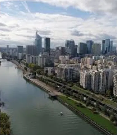 Albertine habite à Courbevoie (Hauts-de-Seine). Elle porte alors le gentilé ...