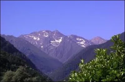 Dans quel massif se trouve le Pic de Montcalm ?