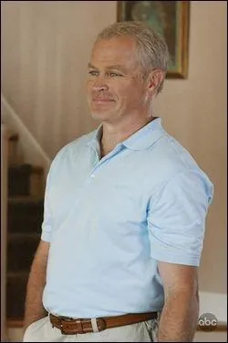 Saison 5 : Comment apprend t'elle que son mari ne s'appelle pas Williams mais Dash ?