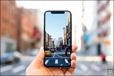 "Les smartphones font désormais partie de notre quotidien, ils nous permettent de nous divertir de nombreuses façons, des programmes télé aux jeux vidéos les plus spectaculaires. Mais, depuis 10 ans, la silhouette des smartphones n'a pas changé. Les mêmes boutons, les même bordures, les même cadres, jusqu'à aujourd'hui. Unbox your phone. _ _ _ _ _ _ _ _ _ _ _ _ _ _ ."