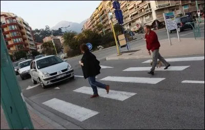 Je roule à 120 km/h et là une femme et un homme âgé traversent. 
Qui a raison et comment faire pour ne pas les renverser