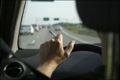 Suis-je autorisé à fumer au volant ?