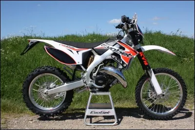 Quelle est la marque de cette moto de cross ?