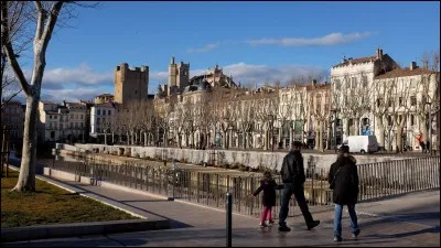 Quelle marque de moto possède un magasin dans la ville de Narbonne ?