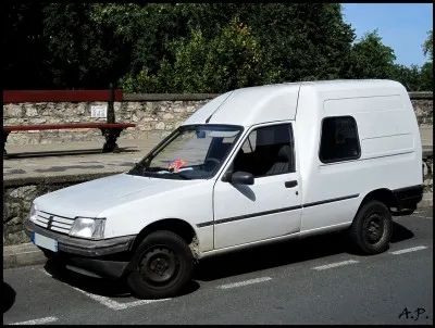 Faisons escale en France, allons voir une petit fourgon des années 1980-1990. Quel est ce vieil utilitaire ?