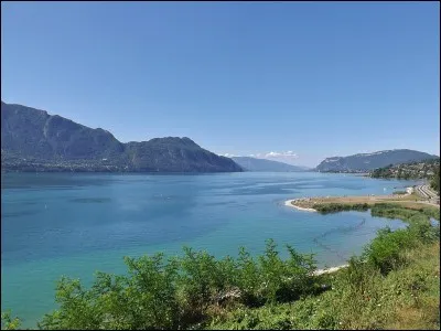 À quelle altitude se trouve le lac du Bourget, et quelle est sa surface ?