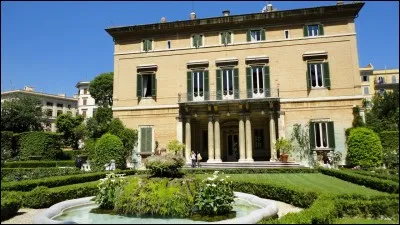 Où a été créée la première ambassade de France ?