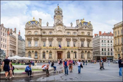 Dans quelle région se situe la ville de Lyon ?