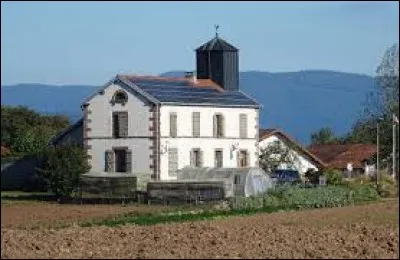 Vous avez sur cette image la mairie de La Lanterne-et-les-Armonts, avec les Vosges en arrière-plan. Village de Bourgogne-Franche-Comté, il se situe dans le département ...