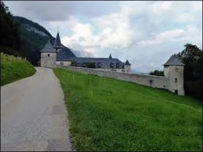 En continuant cette route nous arrivons à l'abbaye Notre-Dame-de-Tamié, à Plancherine. Village d'Auvergne-Rhône-Alpes, dans l'arrondissement d'Albertville, il se trouve dans le département ...