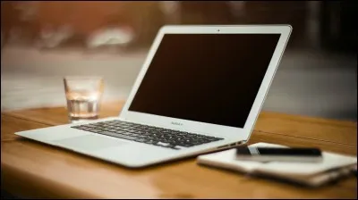 Quel est le domaine internet de ce pays ?