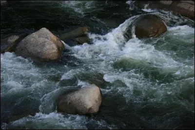 Quel pays est traversé par la rivière Saseginaga ?