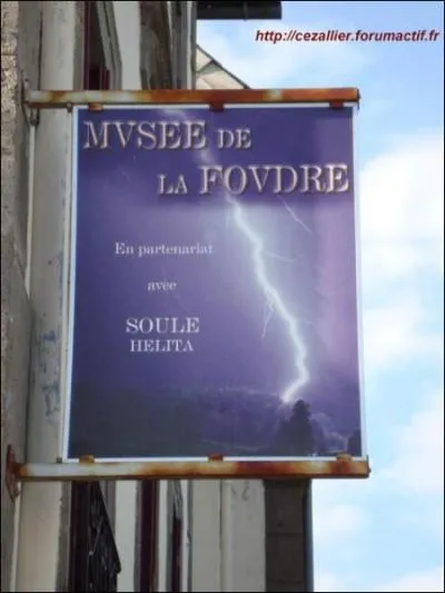 Dans quelle commune se situe le clbre Muse de la Foudre ?