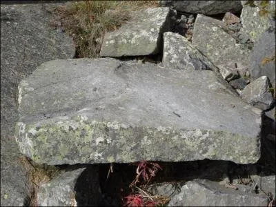 Sur quel site naturel se situe la fameuse pierre qui 'sonne' ?