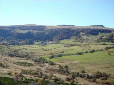 Quel village de la commune d'Anzat le Luguet se situe au coeur d'un cirque naturel class Natura 2000 ?