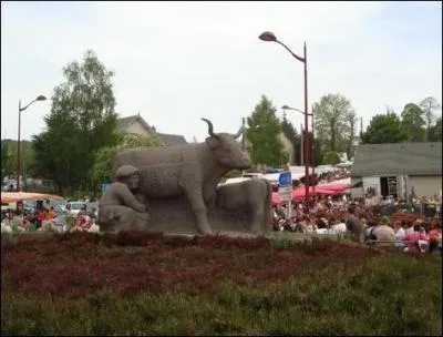 O se situe le monument de l'estive, oeuvre du sculpteur Jean Chauchard, en hommage  la race Salers ?