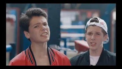 Quelle chanson chante Evan pour se donner la pêche ?