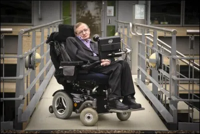 Quand le très célèbre astrophysicien Stephen Hawking est-il décédé ?