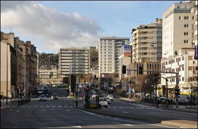 Les personnages traditionnels ne sont plus l'objet d'une confiance surannée. Que veut dire surannée ?