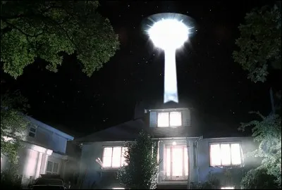 Un bruit étrange vous réveille. Vous allez à la fenêtre, et voyez une lumière très forte éclairer la maison de votre voisin. Que pensez-vous immédiatement ?