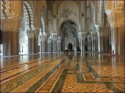 Quel est le nom de la mosqu&eacute;e monumentale de Casablanca, qui peut accueillir 700 000 fid&egrave;les ?