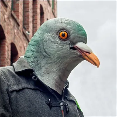 Qui est plein de confiance et de simplicité par ignorance, par inexpérience. Retrouvez la première lettre de cet adjectif !